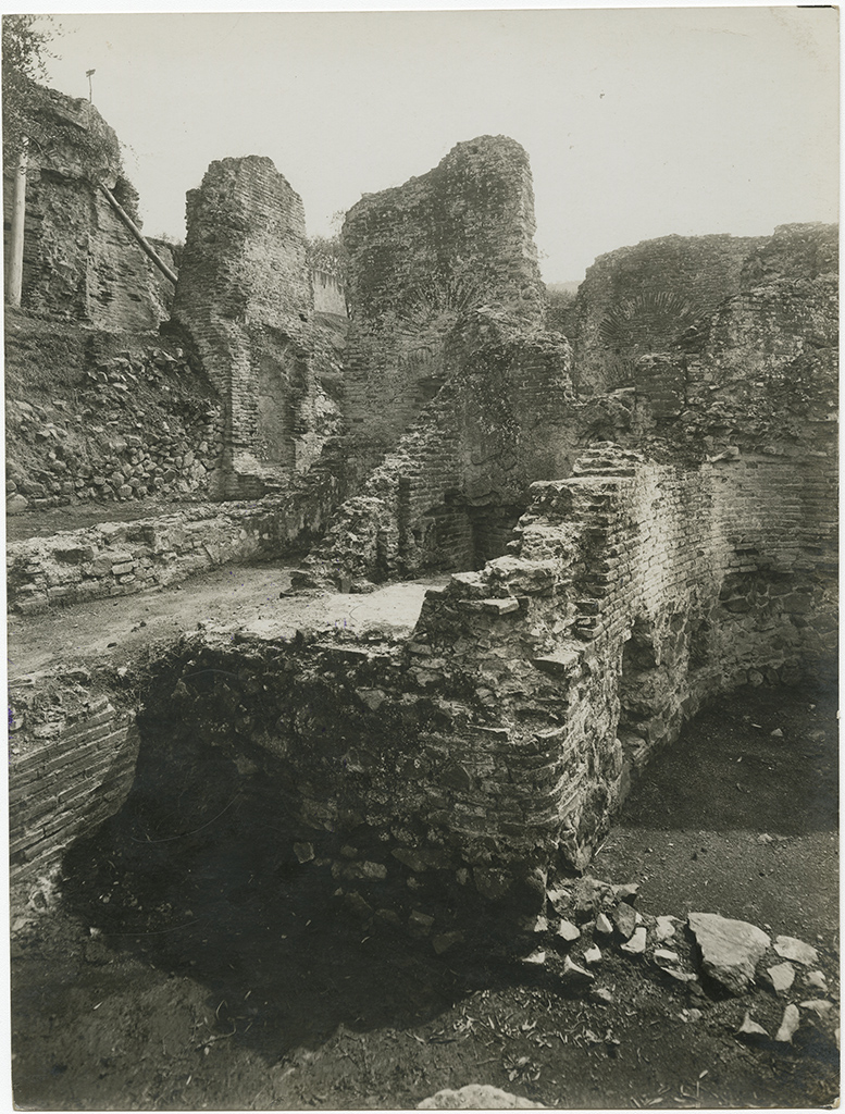 Archeologia classica - Reperti archeologici - Scultura (positivo, insieme) di Anonimo <1901-1950> (XX)