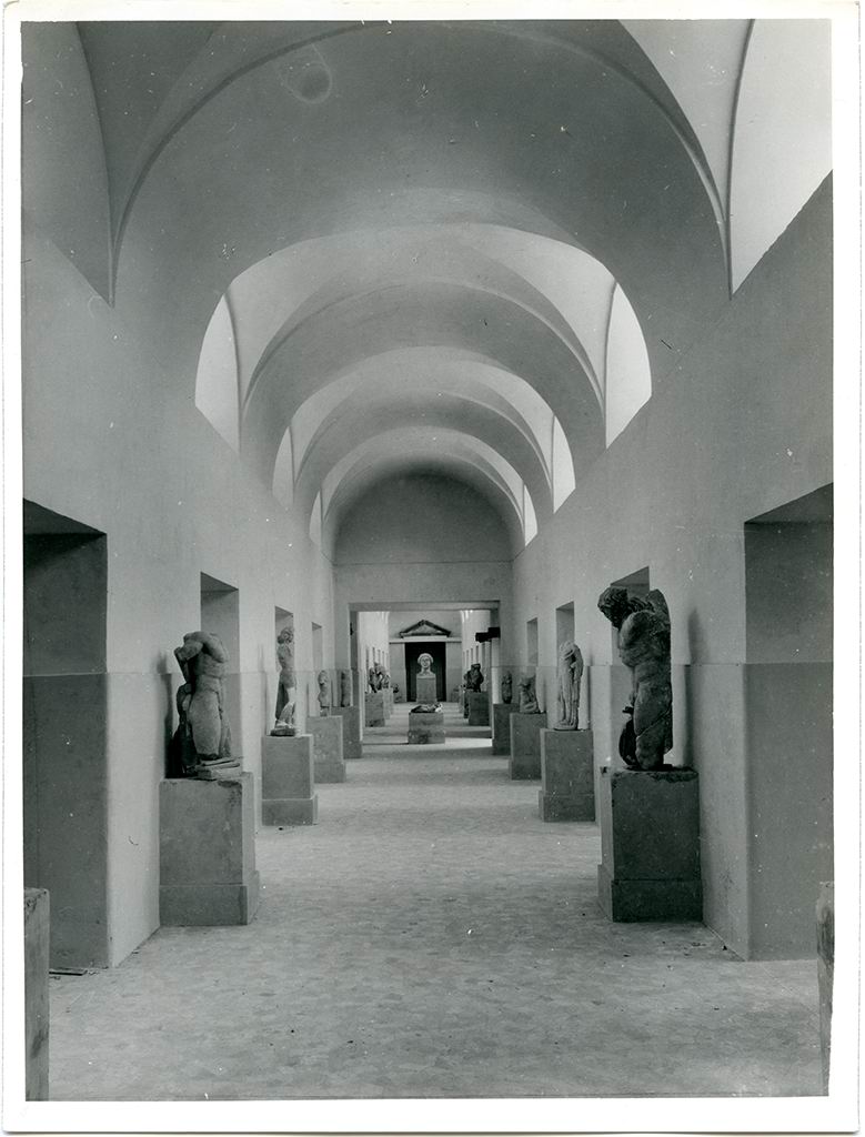 Archeologia classica - Scultura - Reperti archeologici – Musei (positivo, insieme) di Anonimo <Napoli 1950-1970>, Anonimo <Napoli 1950-1960> (XX)