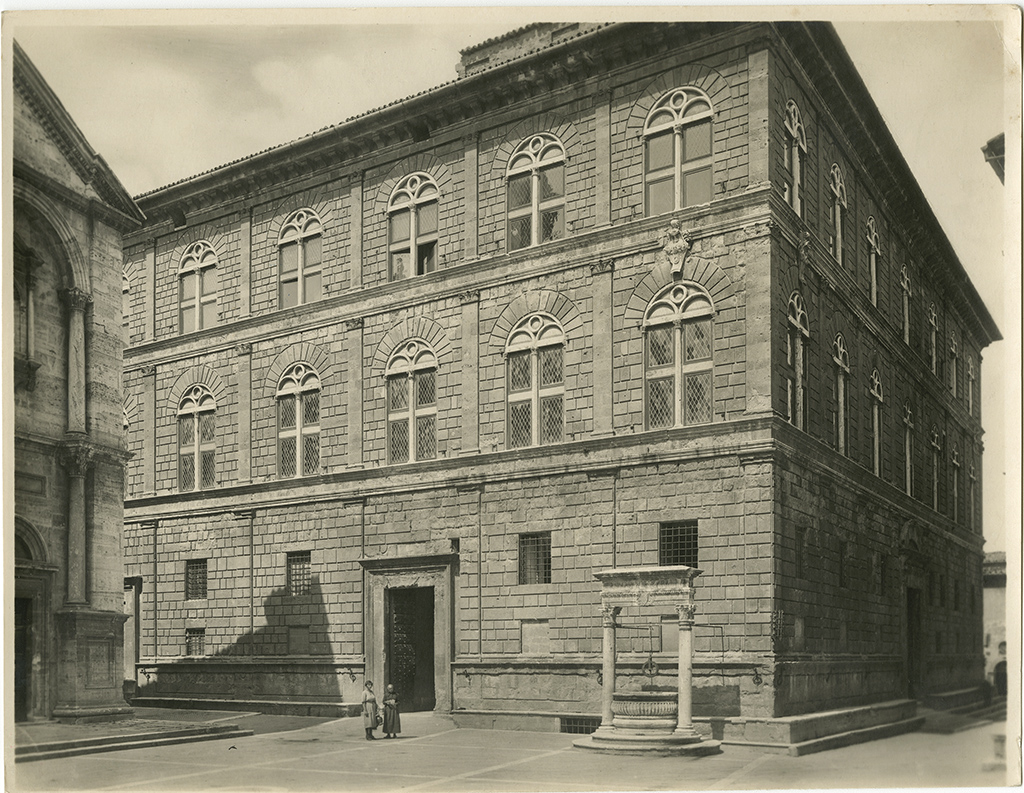 Architettura civile - Palazzi pubblici - Logge (positivo, insieme) di Gabinetto Fotografico Regie Gallerie Uffizi (laboratorio), Anonimo <Siena 1901-1950>, Alinari, Fratelli (ditta), Foto Grassi (studio) (XX, XX)