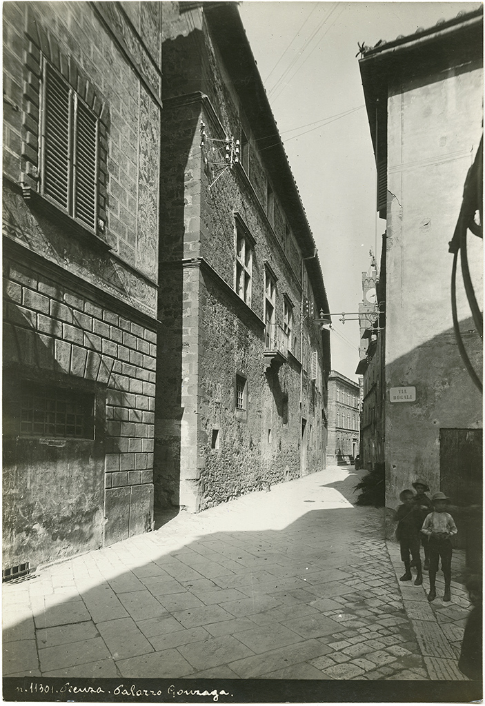 Toscana - Siena <provincia> - Pienza - Palazzo Cittadini (positivo, insieme) di Gabinetto Fotografico Regie Gallerie Uffizi (laboratorio), Anonimo <Siena 1901-1950>, Alinari, Fratelli (ditta), Stab. Fot. Civicchioni – Chiavari (stabilimento), Regia Soprintendenza – Siena (laboratorio), Lombardi, Paolo (studio) (XIX-XX, XX)