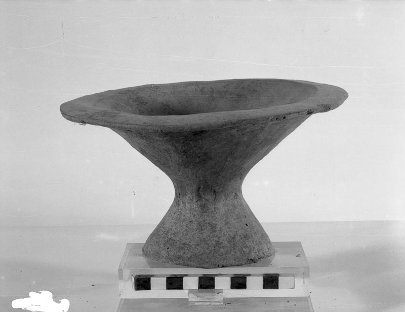 piattello su piede (prima metà IX sec. a.C)