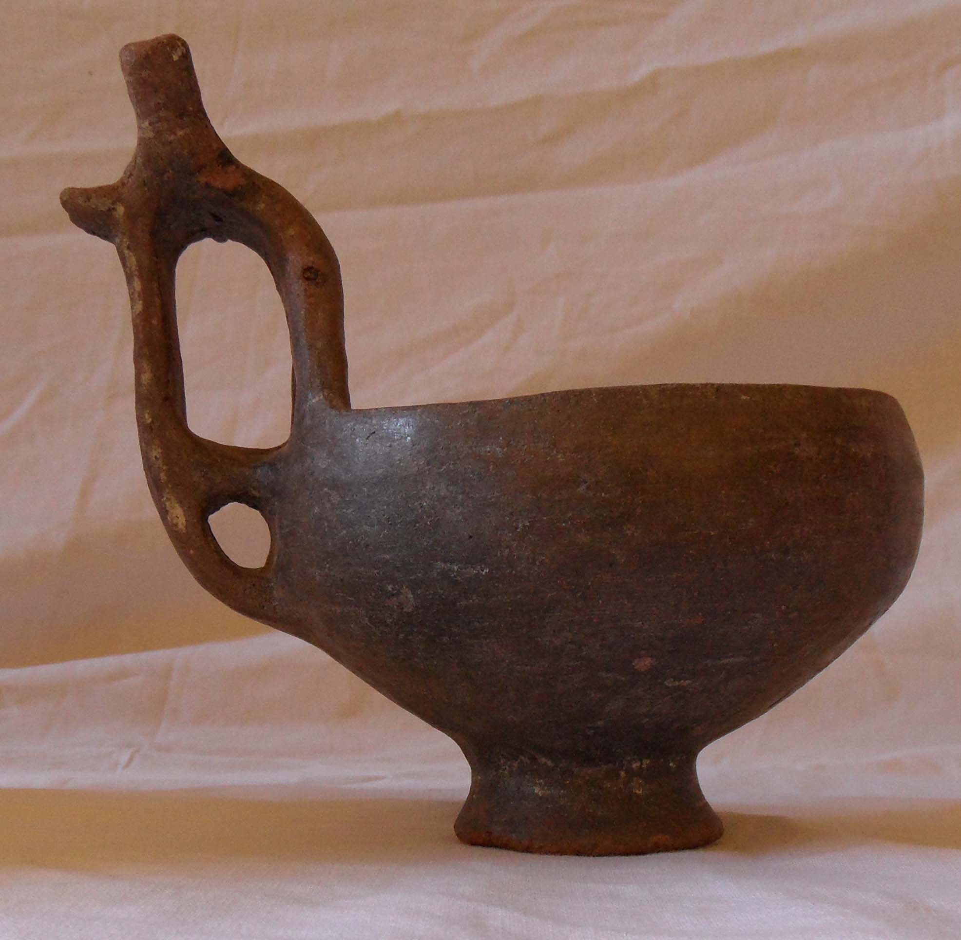 tazza con ansa bifora (seconda metà IX sec. a.C)