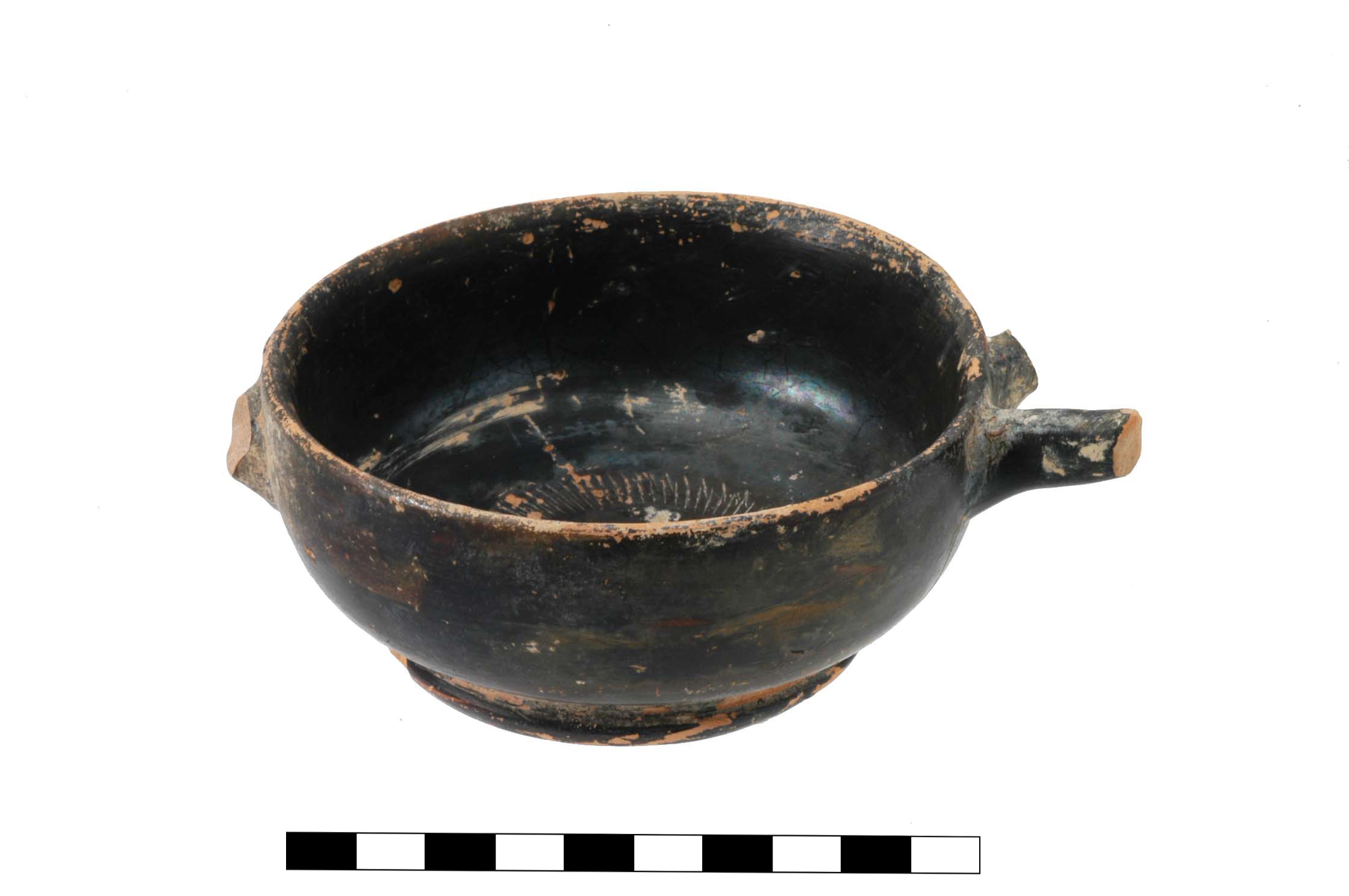 Coppa/ bolsal, a vernice nera, a decorazione stampigliata