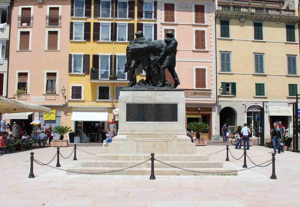 figura di soldato, morte di soldato (monumento ai caduti - a cippo, opera isolata) di Zanelli Angelo (prima metà sec. XX, sec. XX)