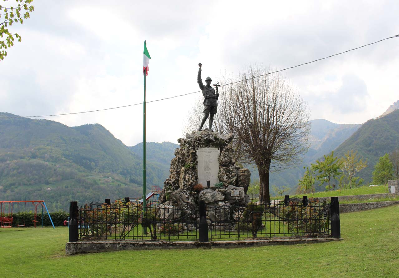 allegoria del soldato con allegoria della Vittoria (monumento ai caduti - a montagna figurata, opera isolata) di Bagozzi Cirillo (sec. XX, sec. XX)