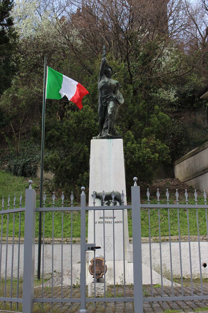 allegoria del soldato che porta la bandiera, lupa che allatta Romolo e Remo (monumento ai caduti - a cippo, opera isolata) di Botta Claudio (sec. XX)
