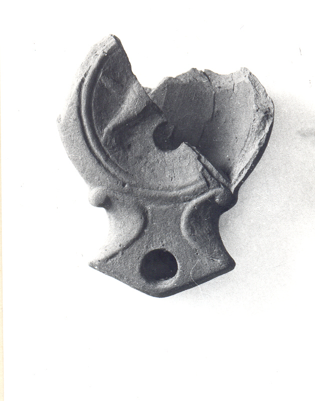 lucerna, monolicne, a volute (sec. I d.C)