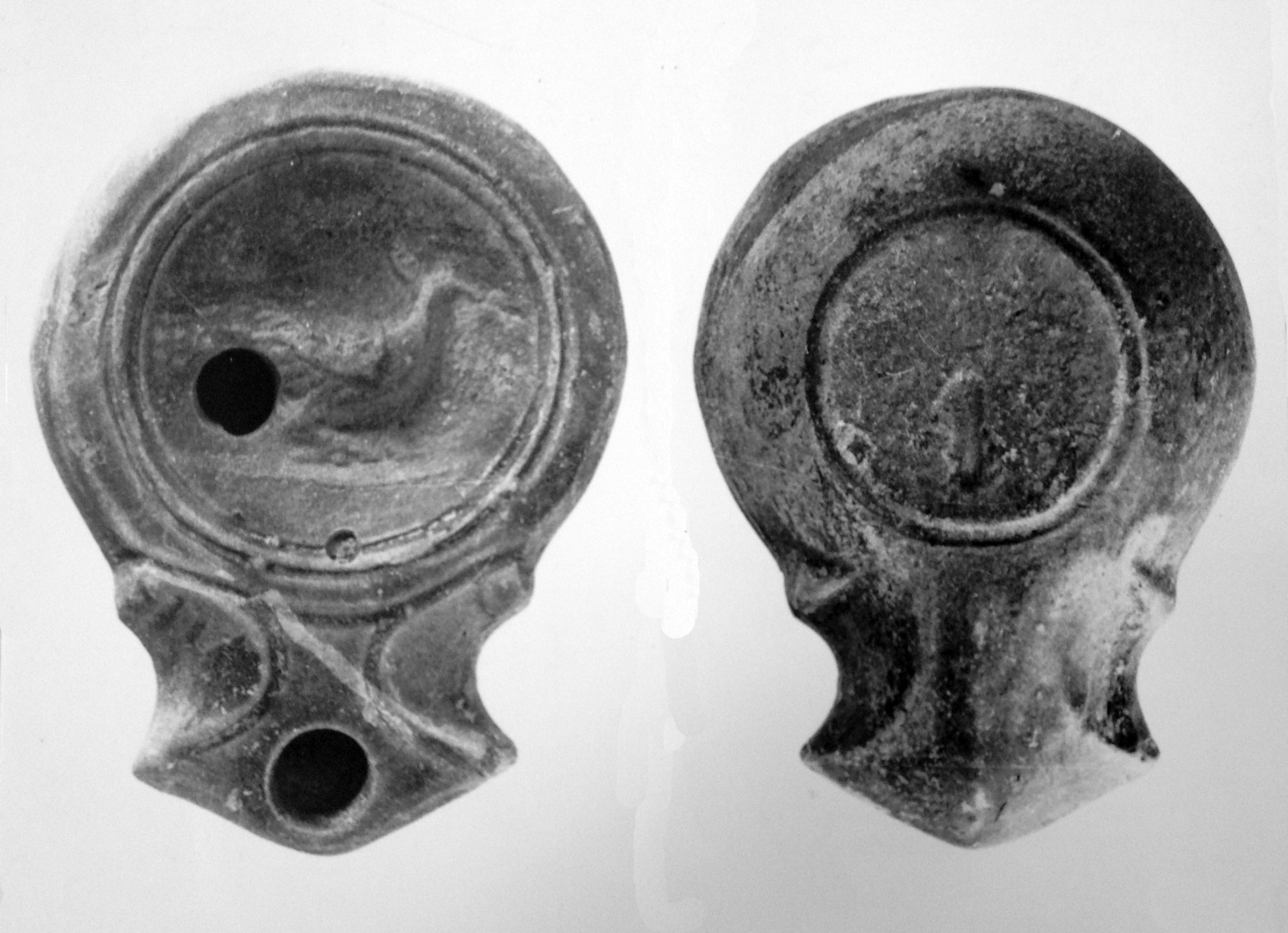 lucerna, monolicne, a volute (prima metà sec. I d.C)