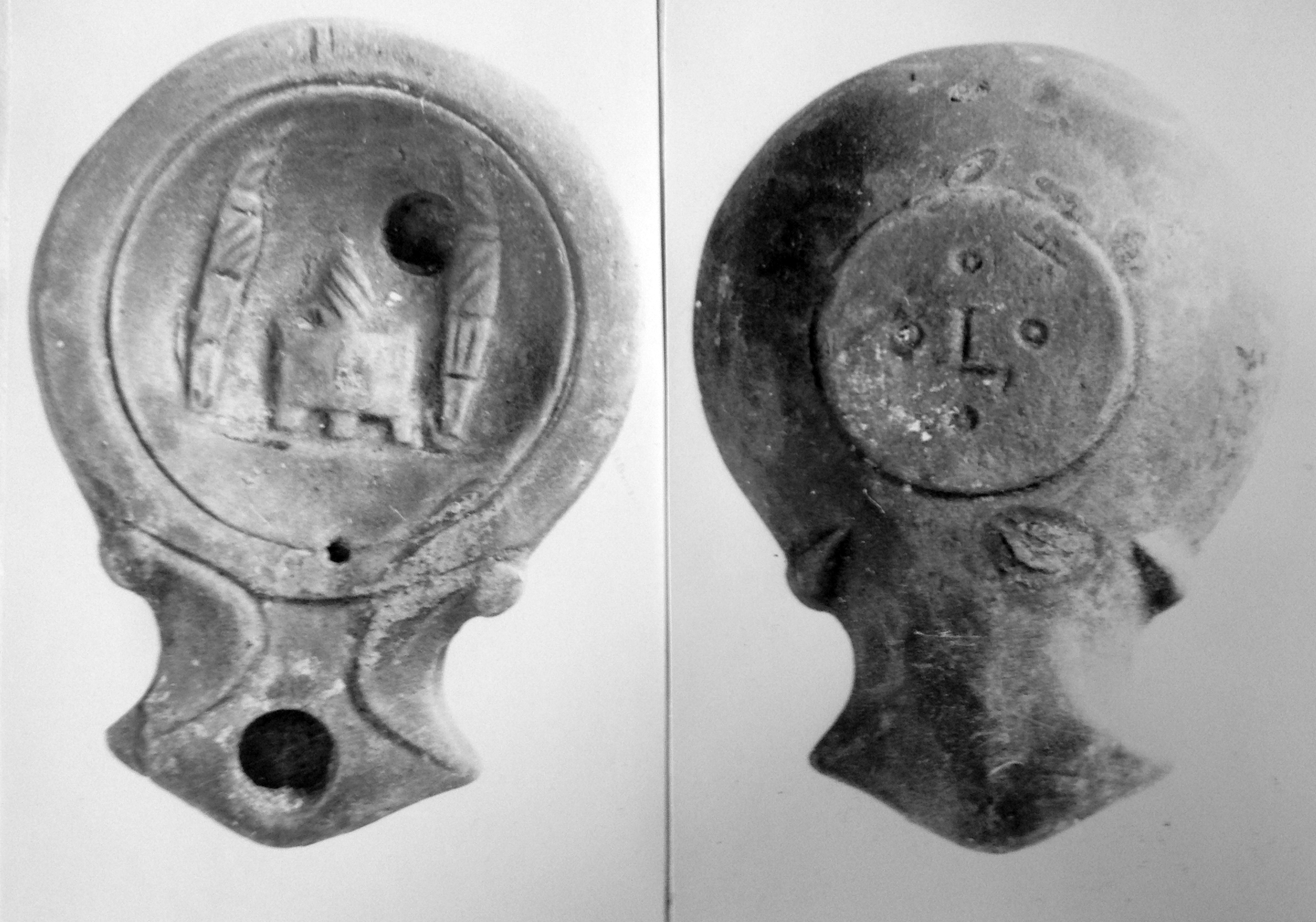 lucerna, monolicne, a volute (sec. I d.C)