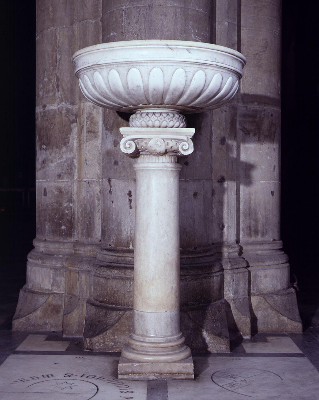 stemma gentilizio (acquasantiera - a fusto) - bottega fiorentina (secc. XV/ XVI)