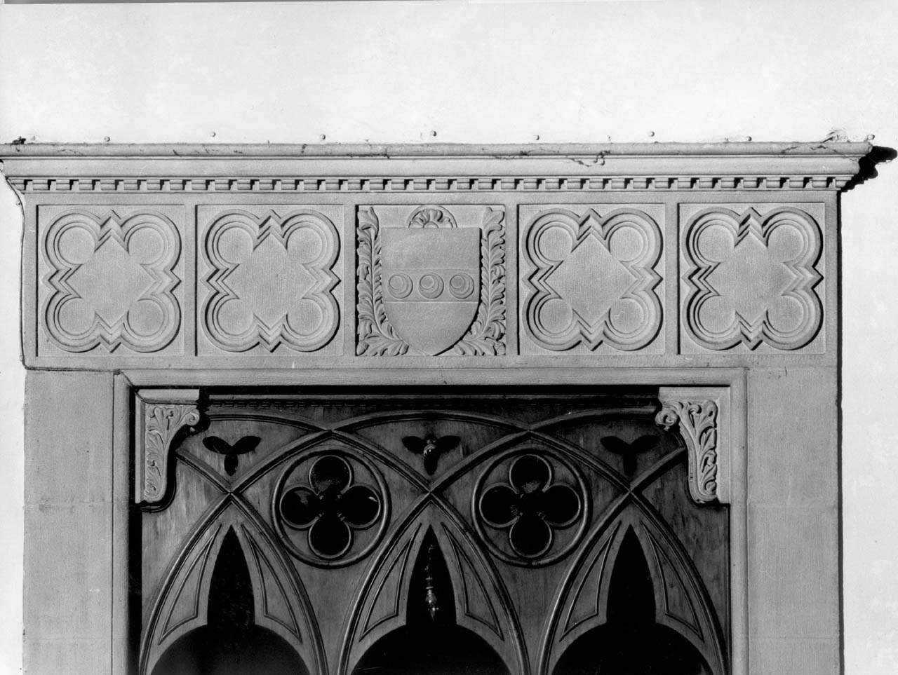 stemma gentilizio della famiglia Strozzi (architrave) - bottega fiorentina (sec. XIX)