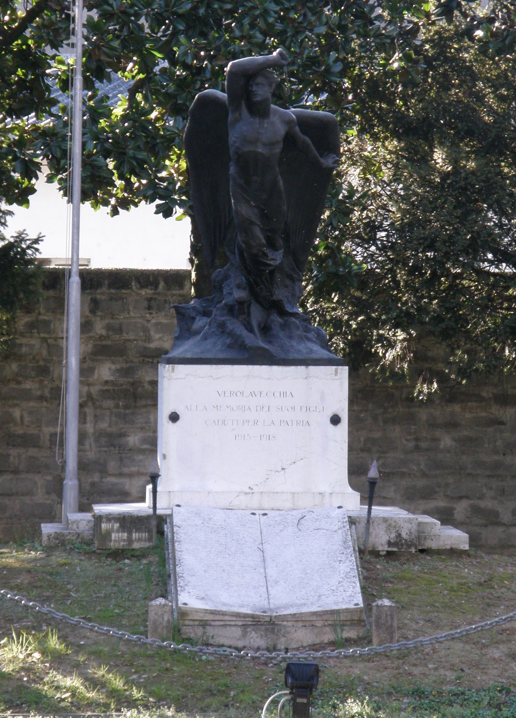 Figura maschile alata e armata (monumento ai caduti - a cippo, opera isolata) di Luigi Contratti - ambito bresciano (sec. XX, sec. XX)
