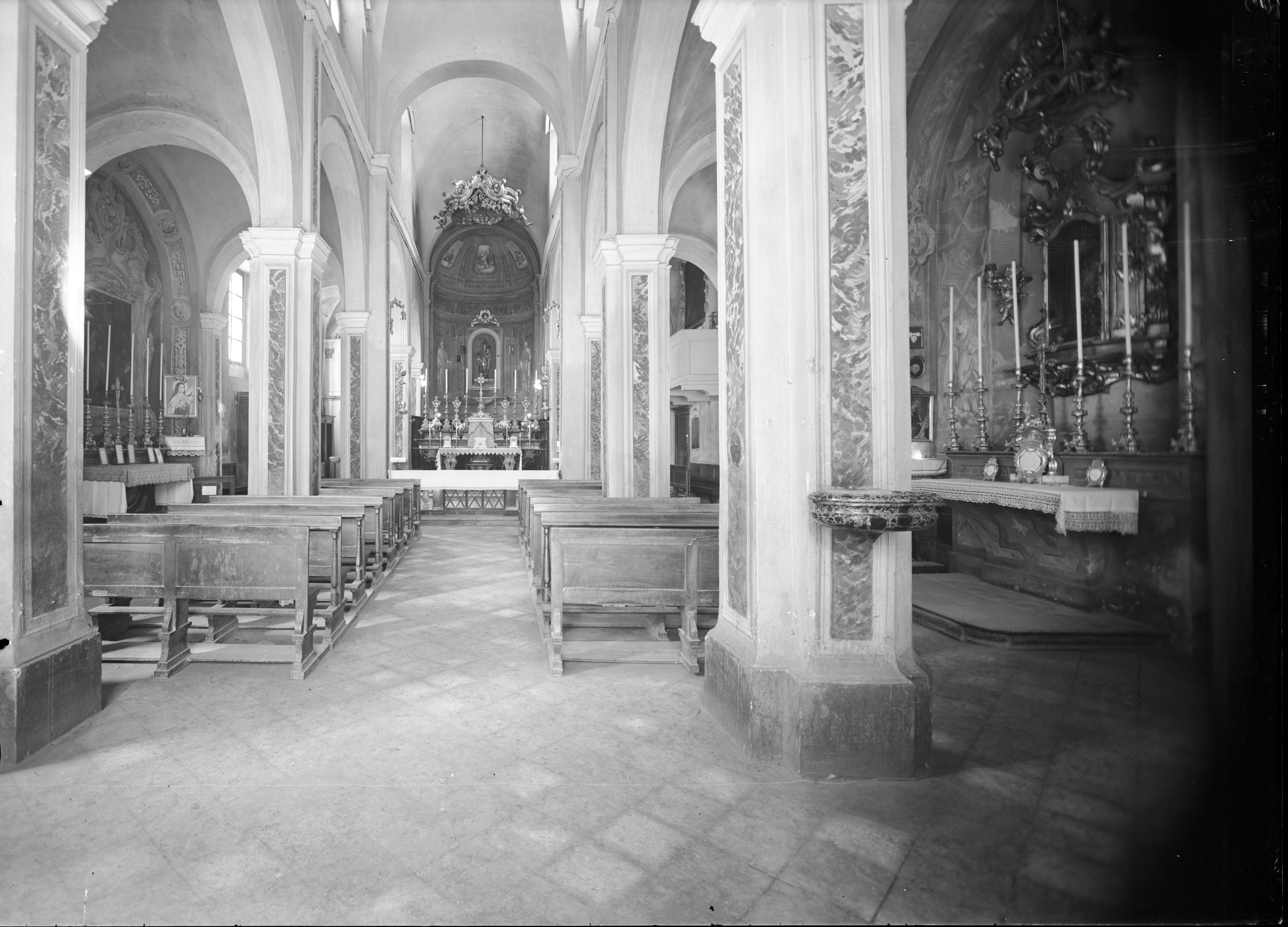 Edifici di culto – Chiese – Arredi sacri – Sec. 17-18 (negativo) di Anonimo (primo quarto XX)