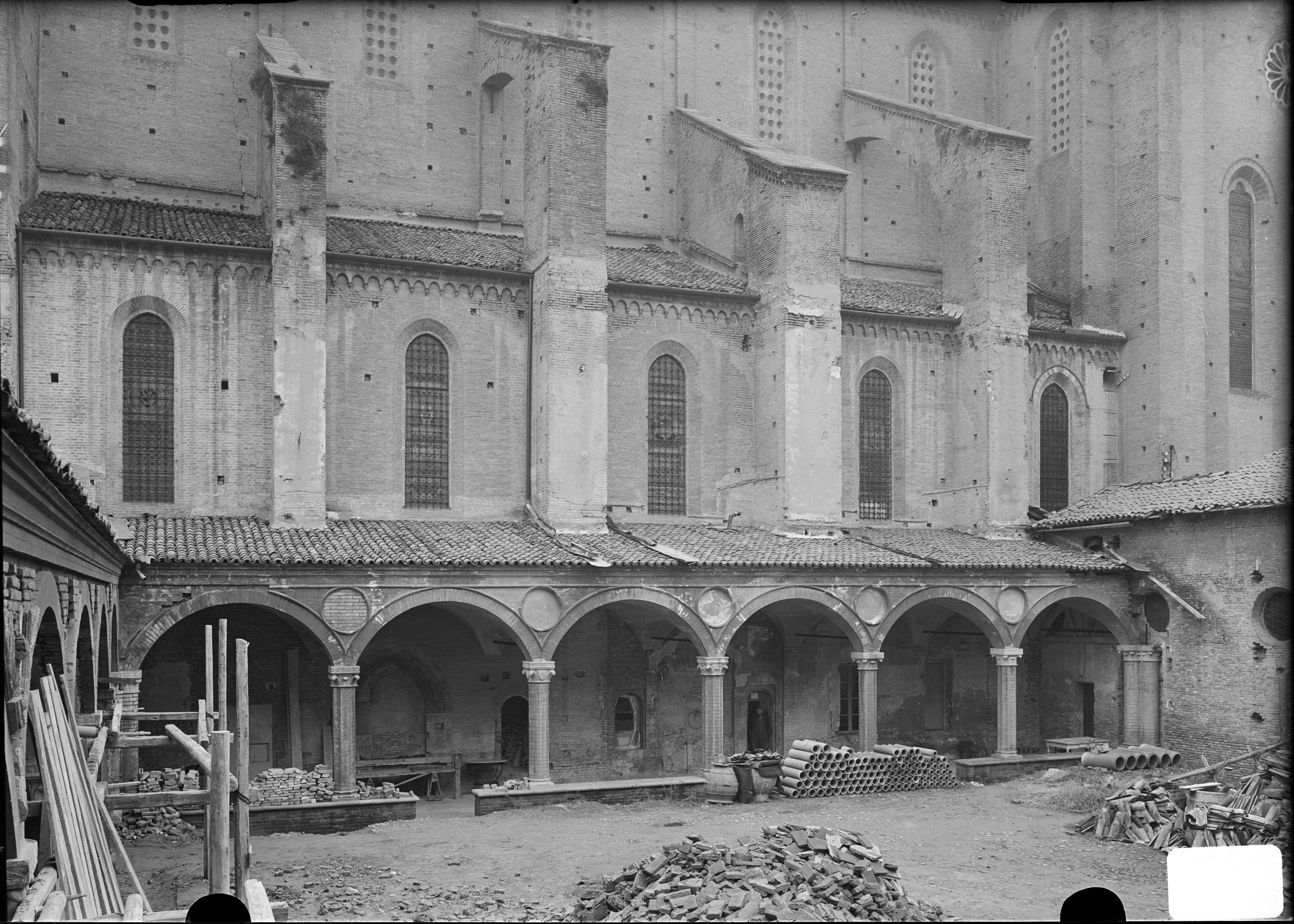 Italia - Emilia Romagna - Bologna - Convento di San Francesco - Chiostro dei Morti (negativo) di Anonimo (secondo quarto XX)