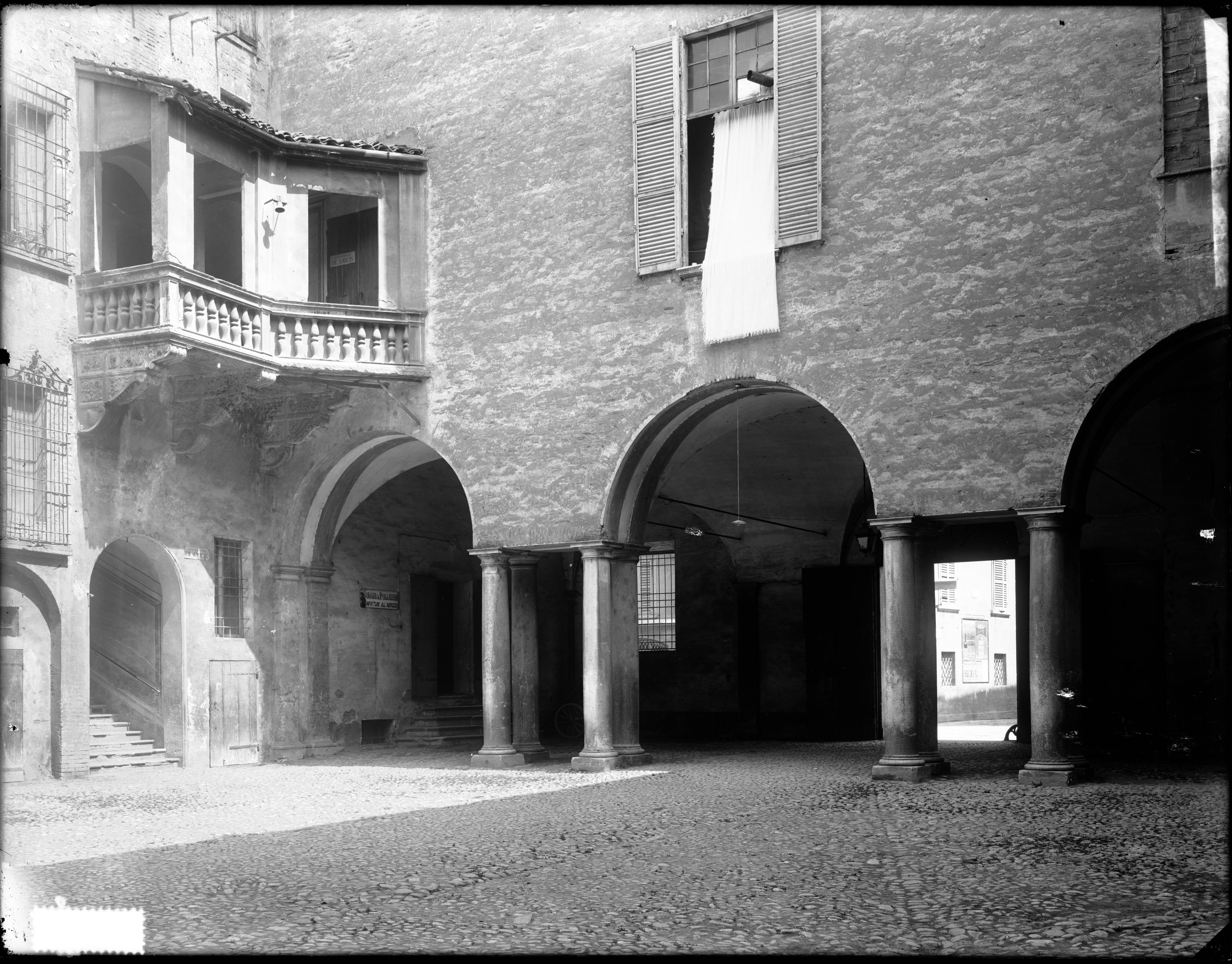 Elementi architettonici – Cortili – Logge – Arcate in muratura - Finestre (negativo, insieme) di Studio Fotografico Orlandini (studio) (primo quarto XX)