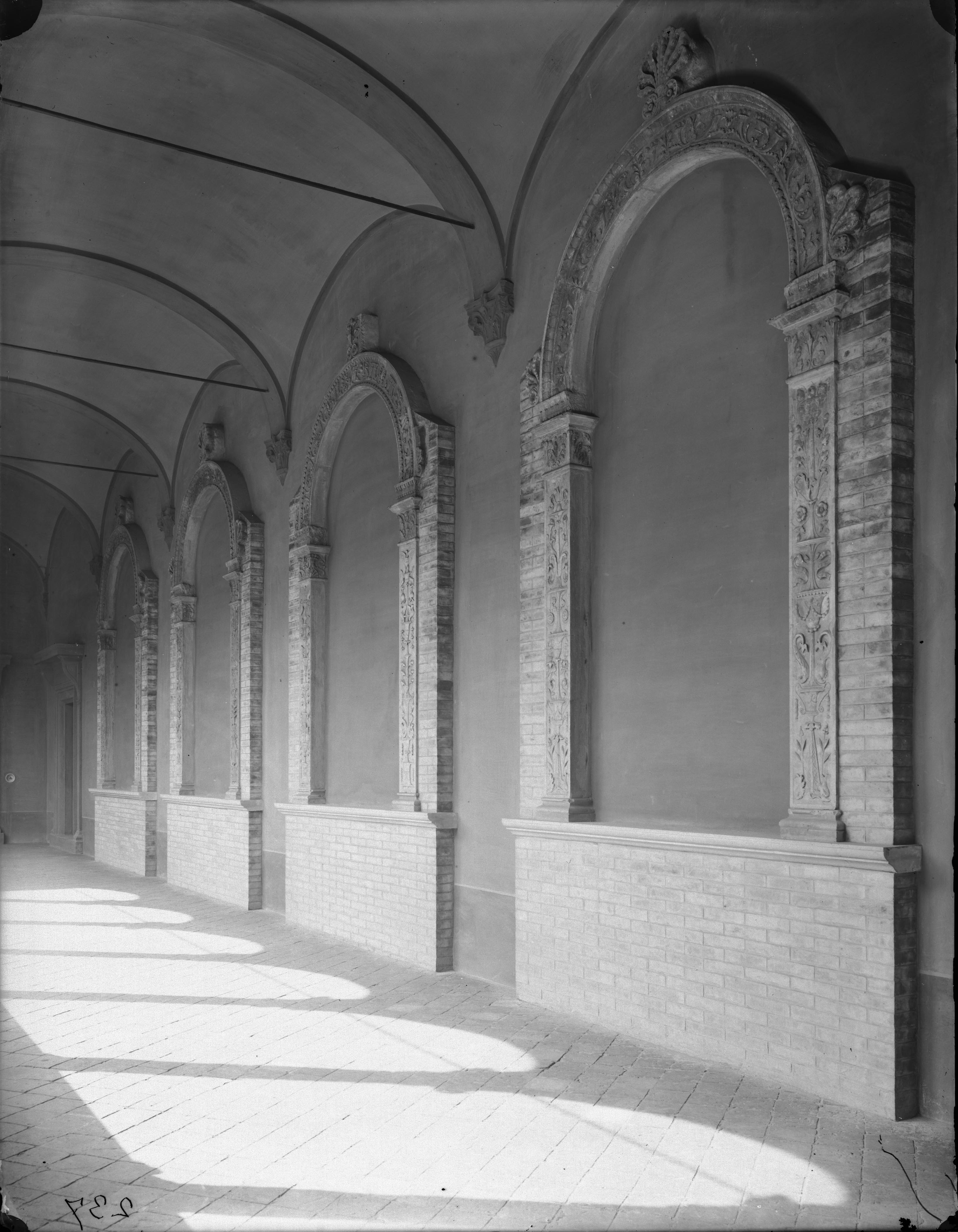 Architettura - Palazzi - Cortili - Loggiati - Sec. XV (negativo) di Poppi, Pietro (attribuito) (XIX-XX)