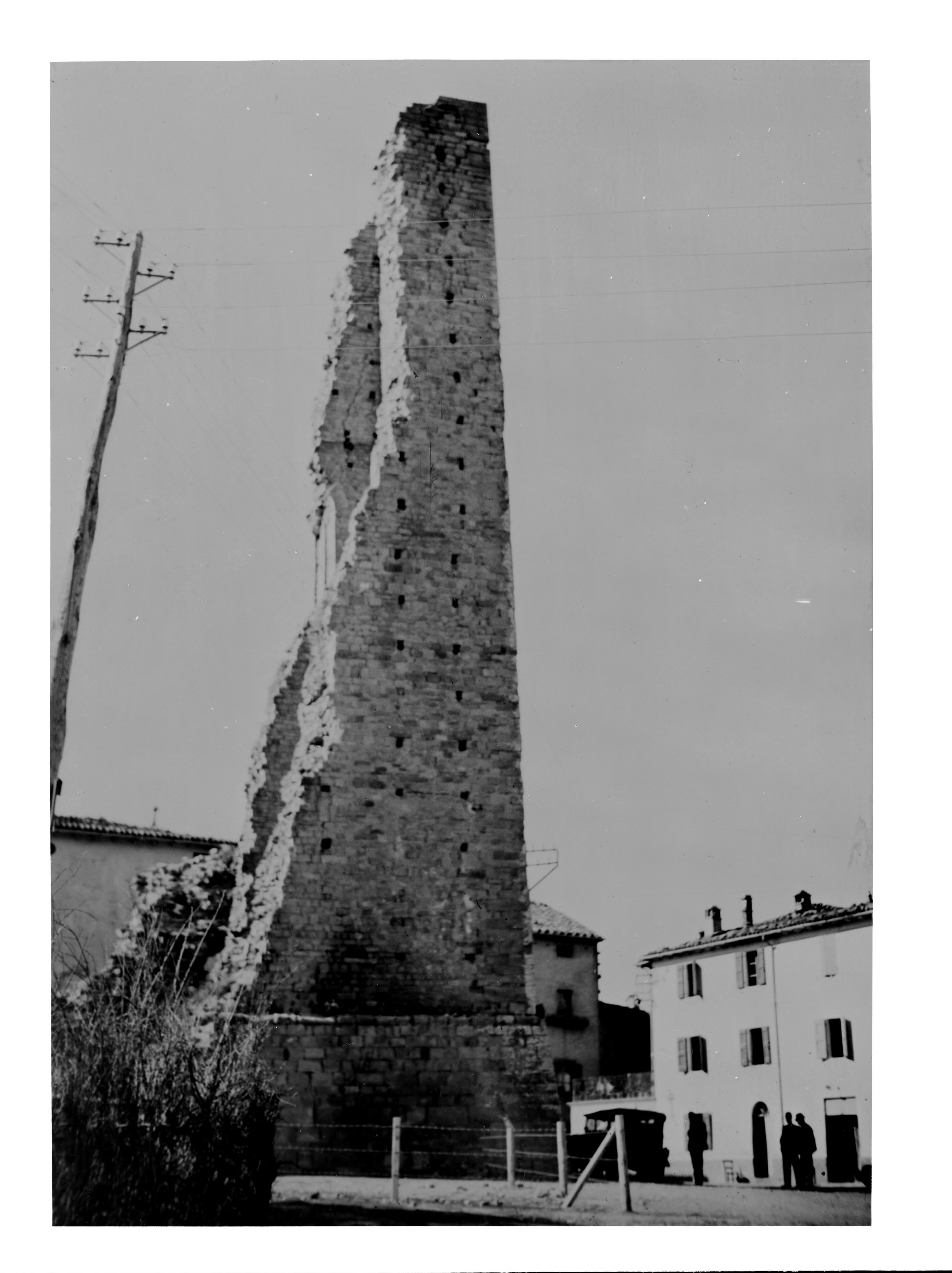 Italia - Emilia Romagna - Castel di Casio - Torre del castello (negativo) di Anonimo (XX)