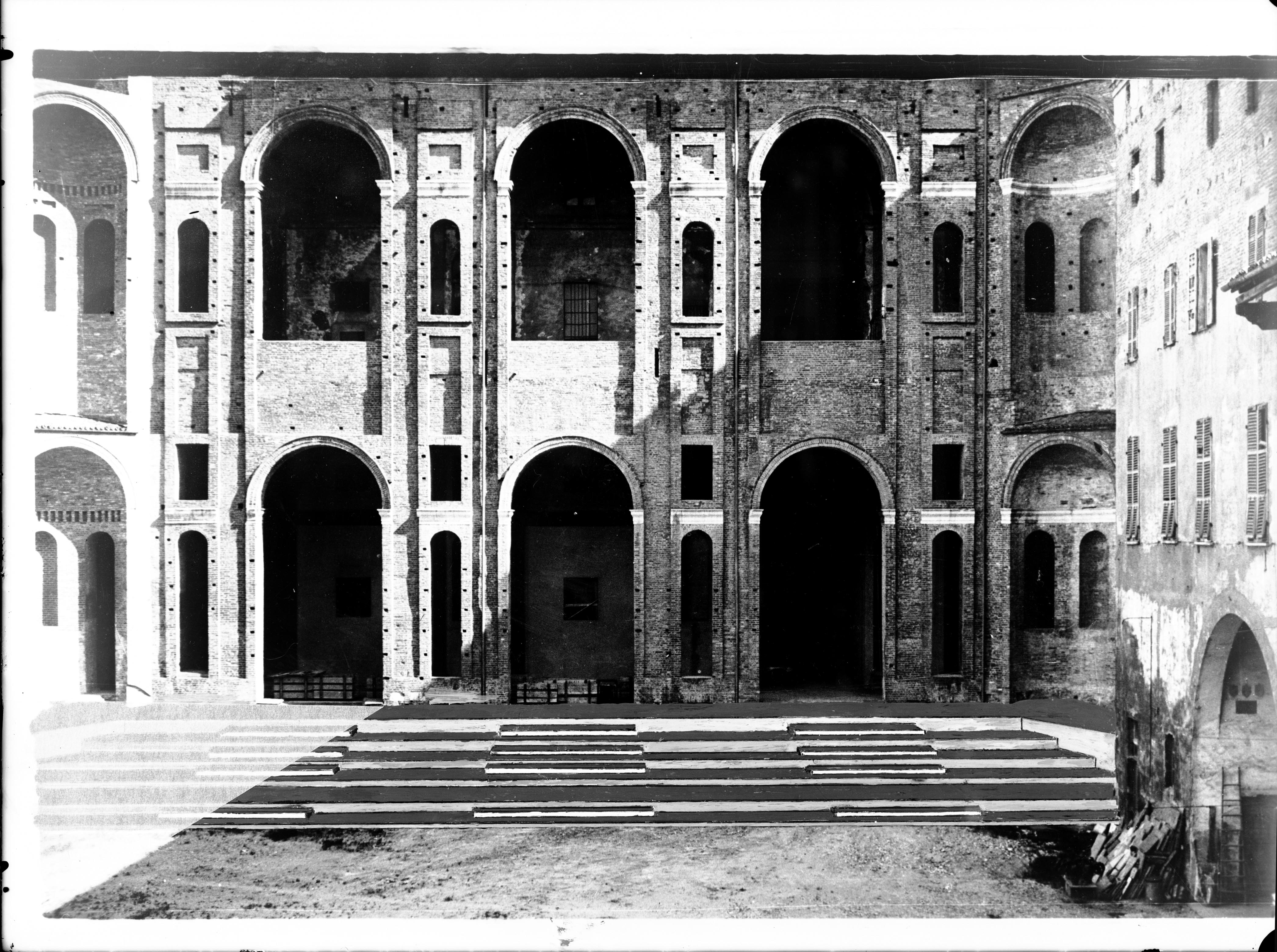 Architettura - Palazzi - Cortili - Restauro (negativo) di Anonimo, Barozzi Jacopo detto Vignola (XX)