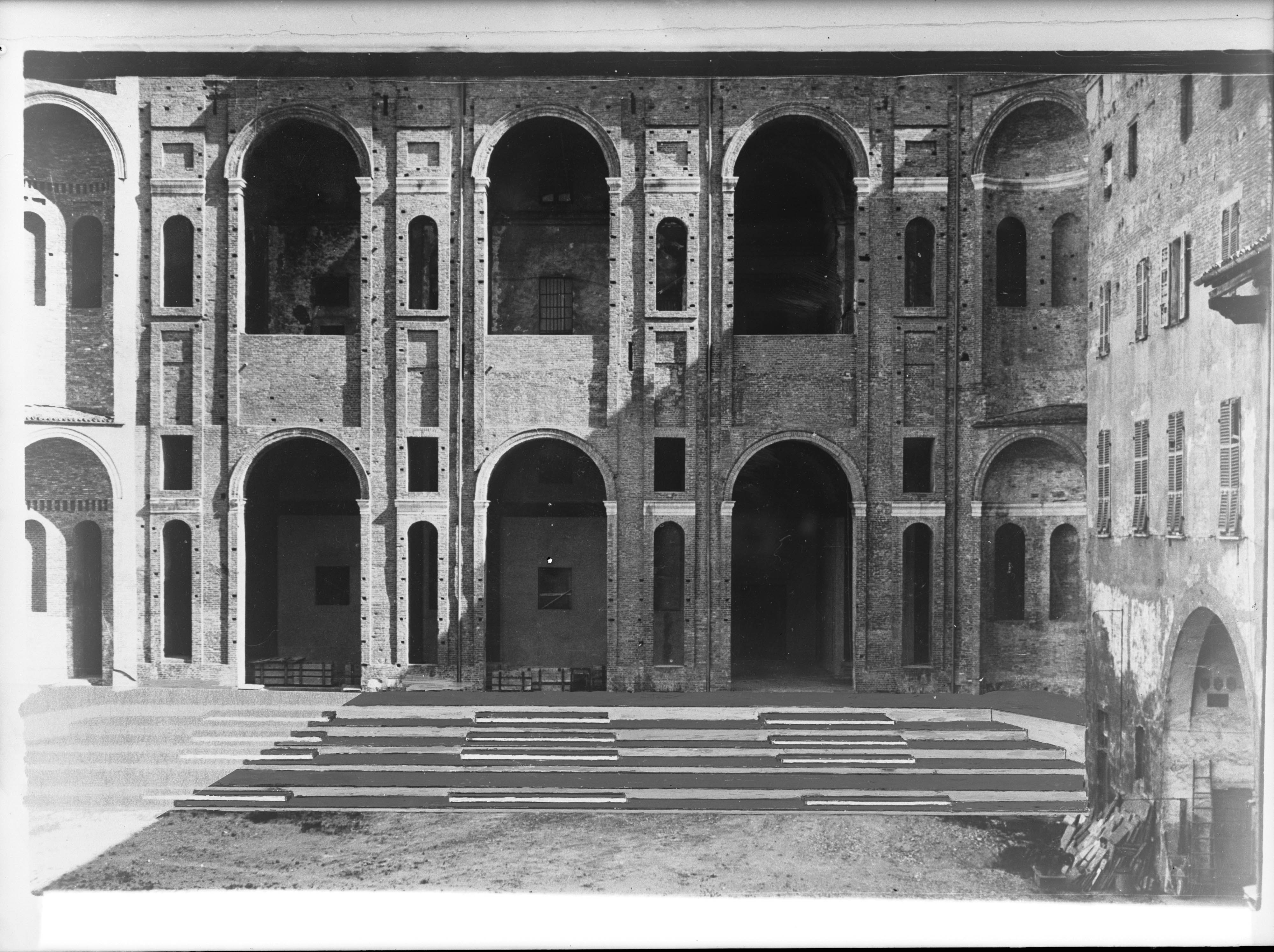 Architettura - Palazzi - Cortili - Restauro (negativo) di Anonimo, Barozzi Jacopo detto Vignola (XX)