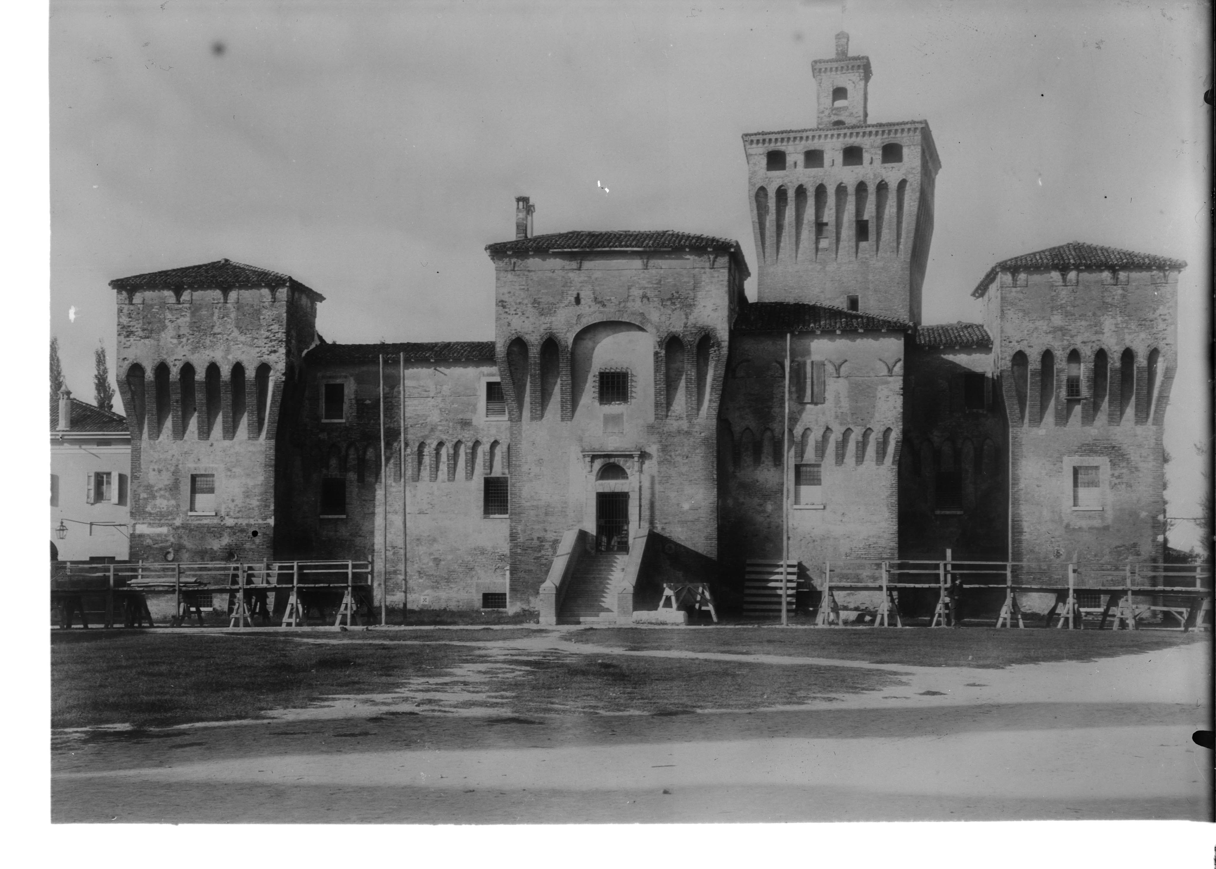 Architettura - Rocche - Torri - Fortificazioni - Castelli - Sec. XIV (negativo) di Stanzani, Arrigo, Cassarini, Alessandro (XX)