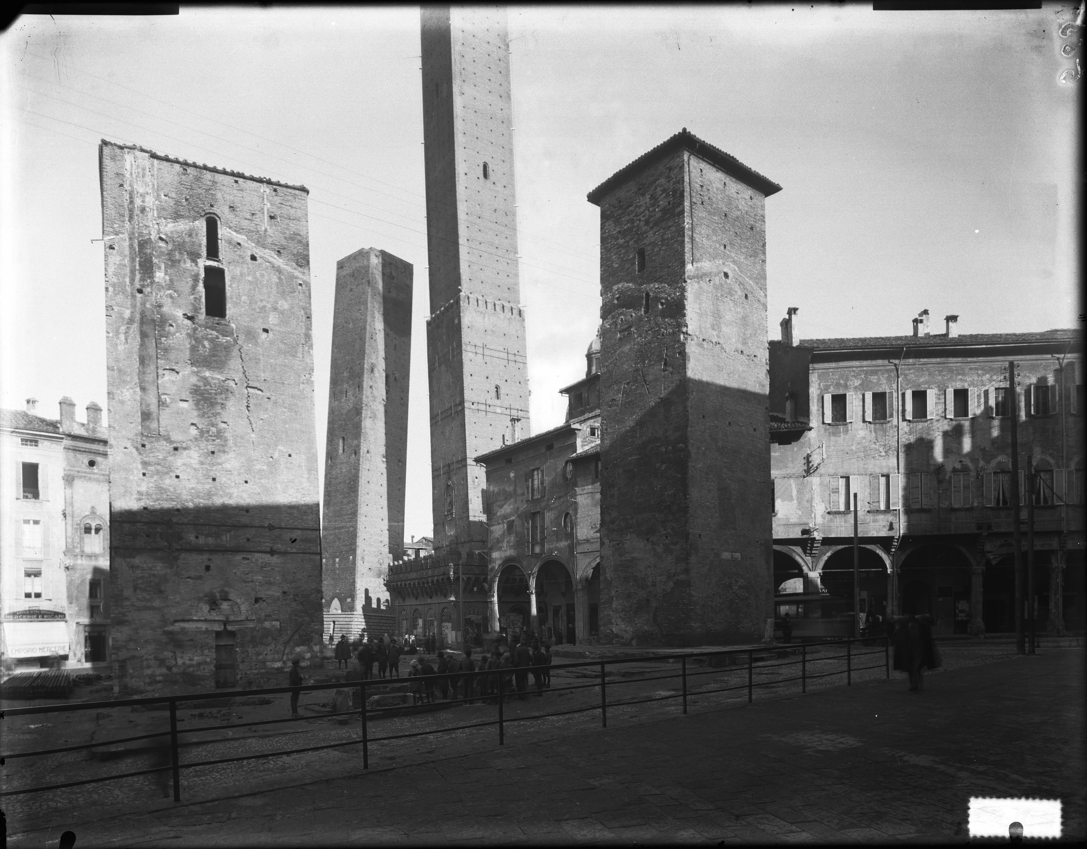 Italia - Emilia Romagna - Bologna - Piazza della Mercanzia - Veduta delle torri Riccadonna e Artenisi (negativo) di Bolognesi Orsini (ditta) (XX)