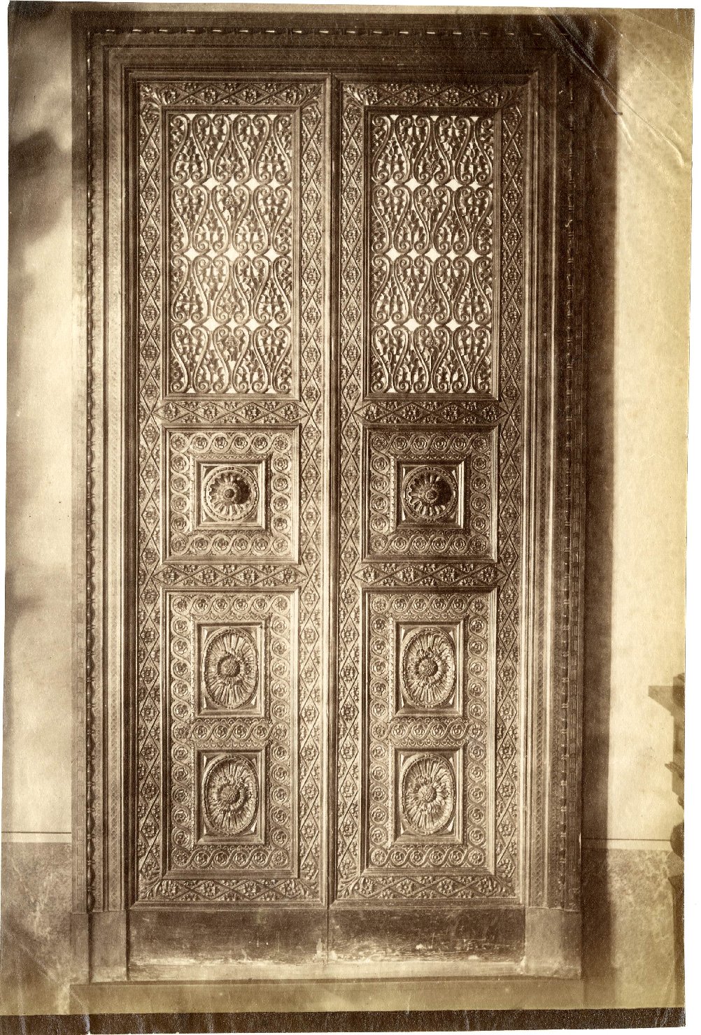 Arti decorative - Porte - Intagli - Ornati (positivo, elemento-parte componente) di Fotografia dell'Emilia (ditta) (XIX-XX)