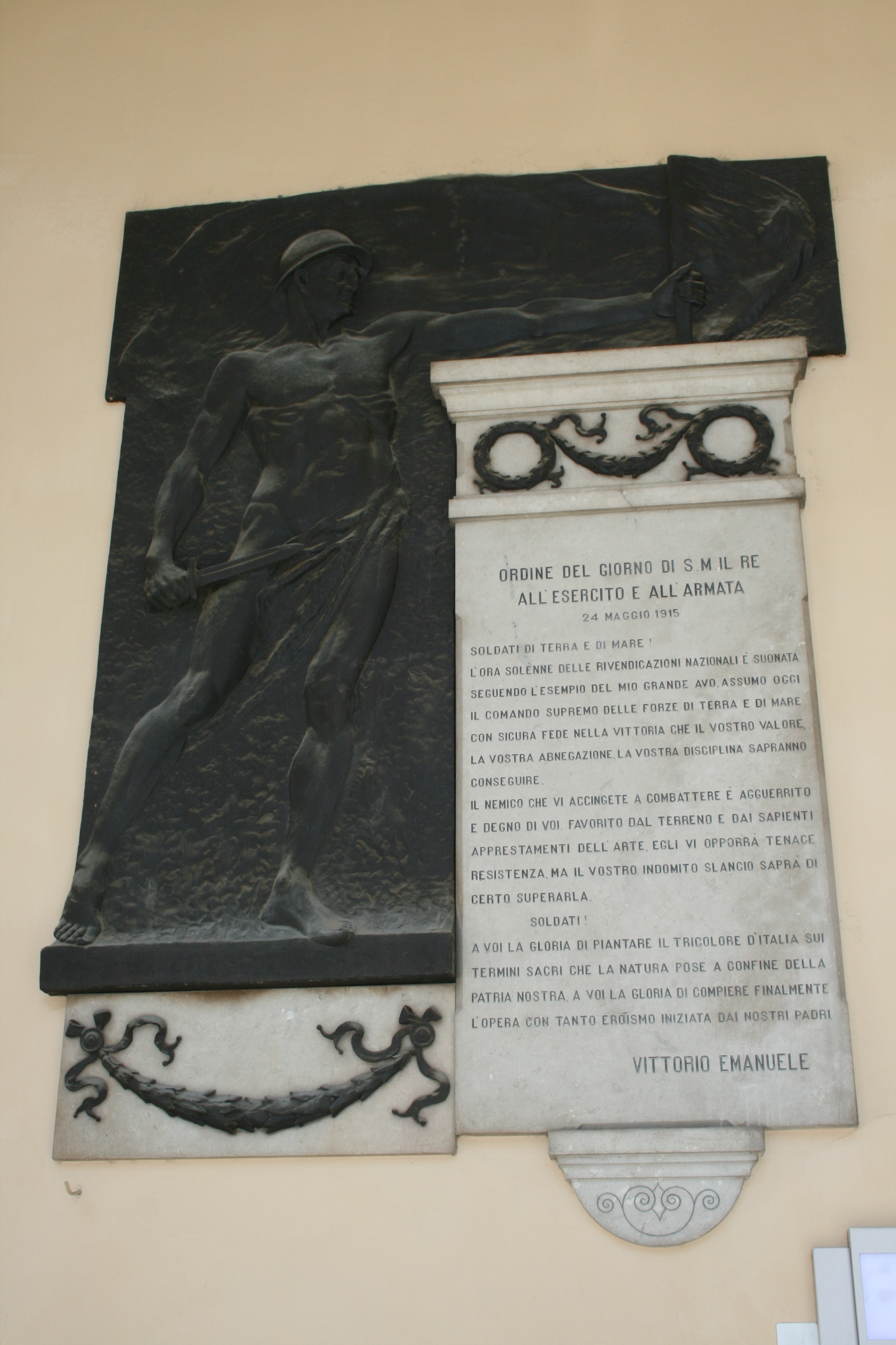 soldato come eroe antico (monumento ai caduti - a lapide, pendant) di Robbiati Giulio, Fonderia Emilio Canziani (sec. XX)