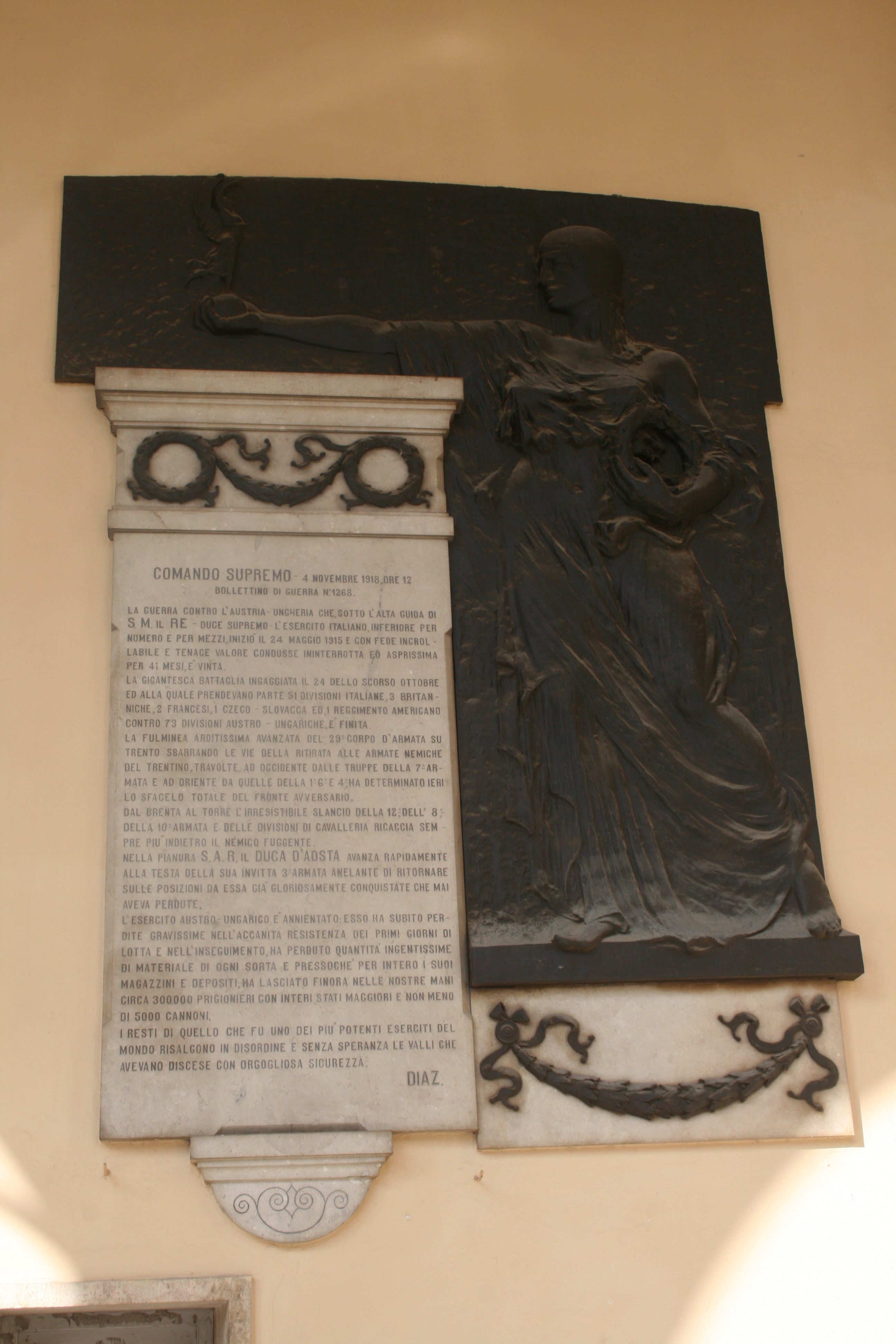 allegoria della Gloria (monumento ai caduti - a lapide, pendant) di Robbiati Giulio, Fonderia Emilio Canziani (attribuito) (sec. XX)