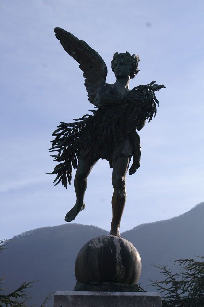 allegoria della Vittoria come donna alata (monumento ai caduti - a cippo) - bottega Italia centro-meridionale (seconda metà XX)