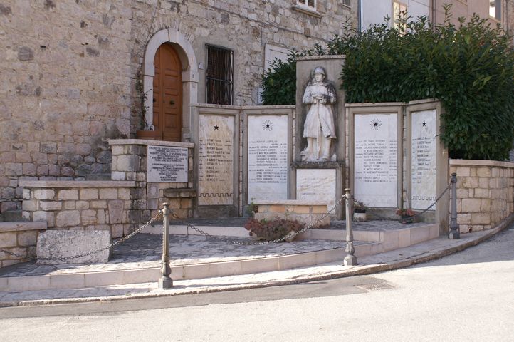 figura del soldato: fante (monumento ai caduti - ad emiciclo, insieme) - bottega Italia meridionale (primo quarto, secondo quarto, inizio XIX, XX, XXI)