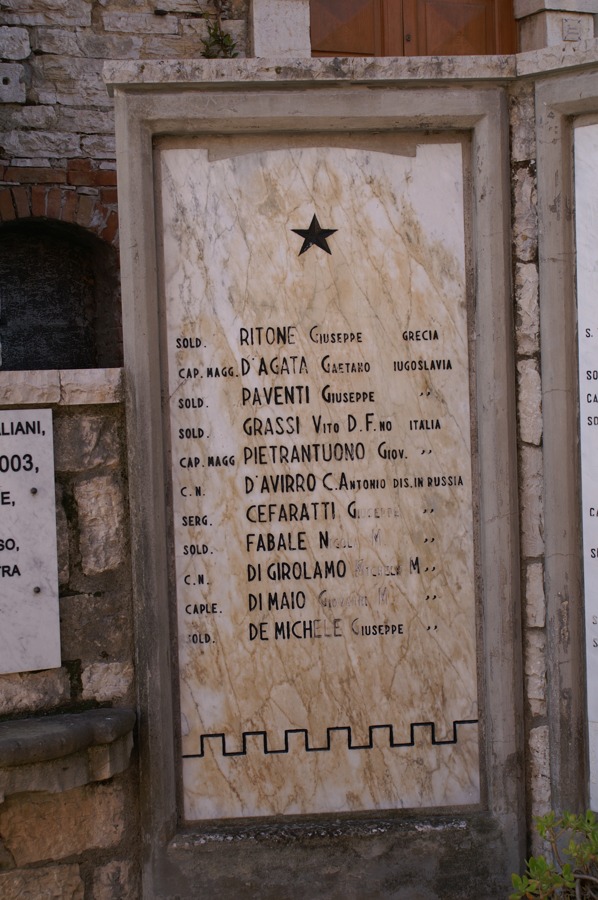 soggetto assente (lapide commemorativa ai caduti, elemento d'insieme) - bottega Italia meridionale (secondo quarto XX)