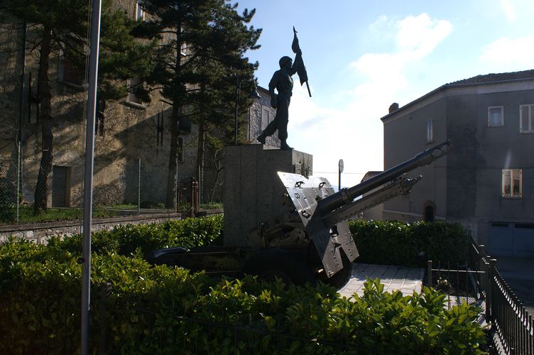 figura di soldato che porta la bandiera (scultura, elemento d'insieme) - bottega Italia centro-meridionale (terzo quarto XX)