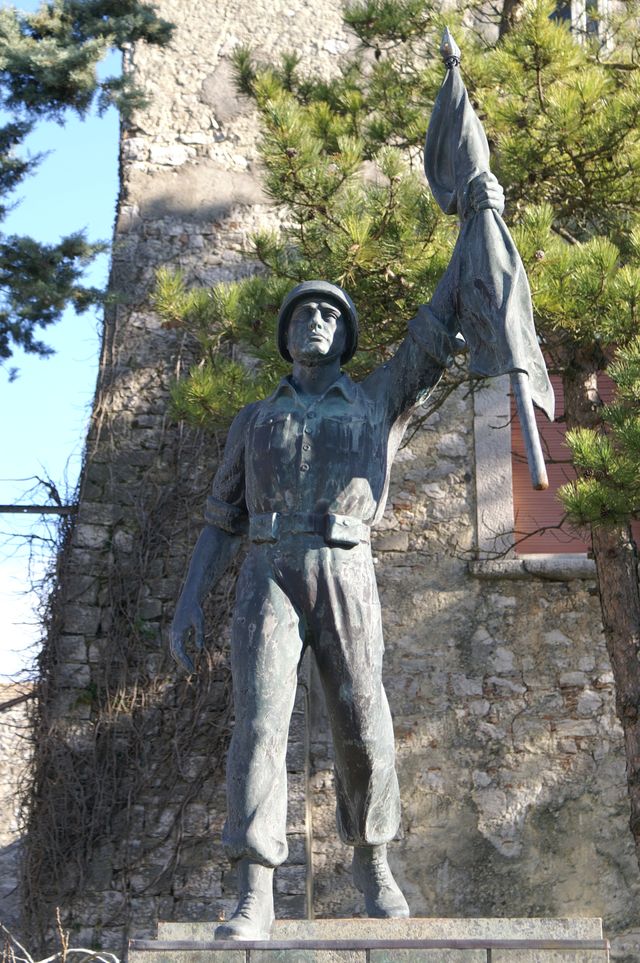 figura di soldato che porta la bandiera (scultura, elemento d'insieme) - bottega Italia centro-meridionale (terzo quarto XX)
