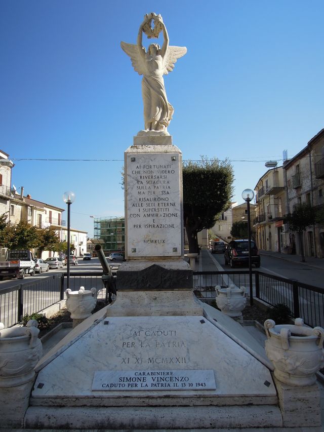 allegoria della Vittoria come donna vestita all'antica (monumento ai caduti - a cippo) - bottega Italia centro-meridionale (sec. XX)