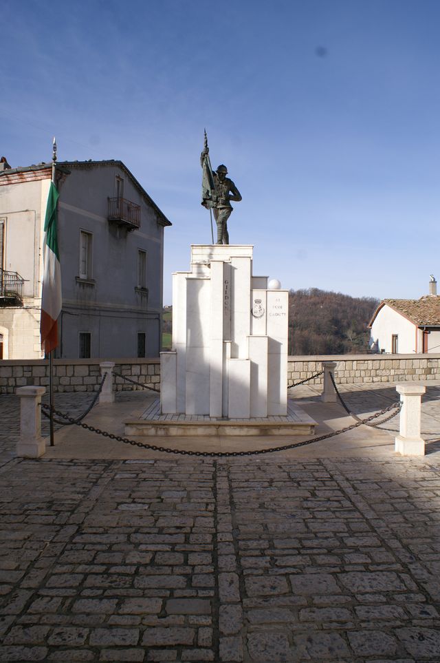 figura di soldato che porta la bandiera (monumento ai caduti - a cippo, opera isolata) - bottega Italia centro-meridionale (terzo quarto XX)