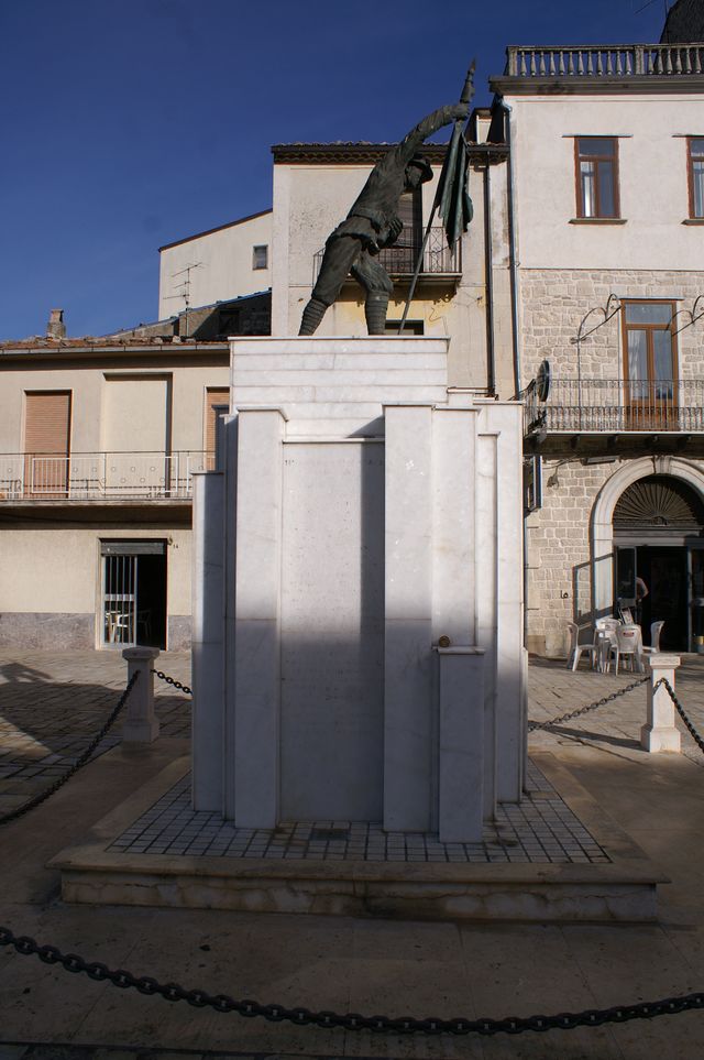 figura di soldato che porta la bandiera (monumento ai caduti - a cippo, opera isolata) - bottega Italia centro-meridionale (terzo quarto XX)