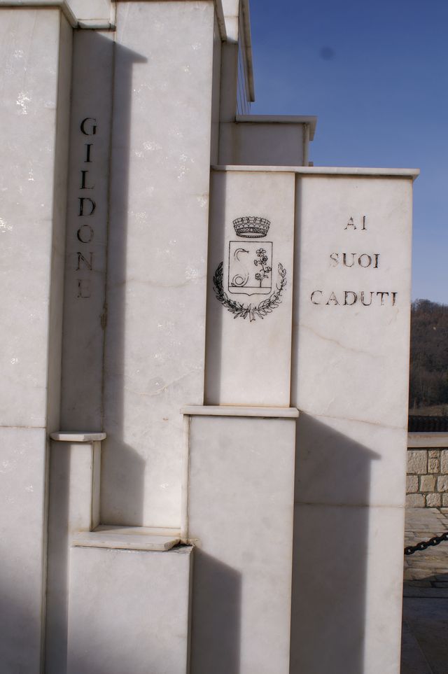 figura di soldato che porta la bandiera (monumento ai caduti - a cippo, opera isolata) - bottega Italia centro-meridionale (terzo quarto XX)