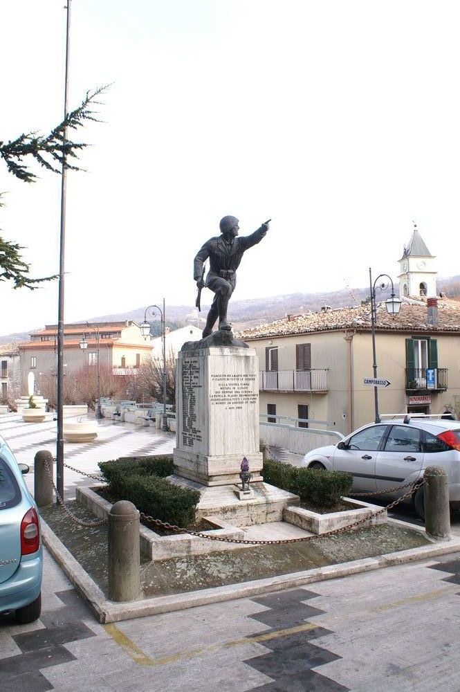 figura di soldato in combattimento (monumento ai caduti - a cippo) di Ditta Guerriero (bottega) - bottega molisana (terzo quarto XX)