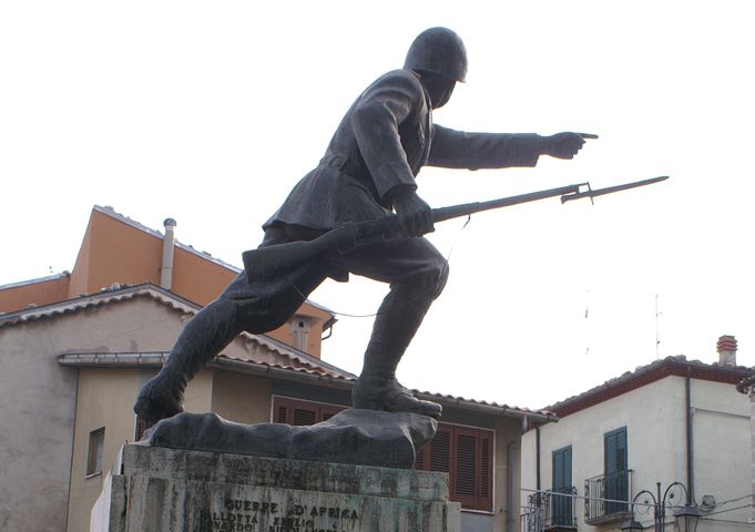 figura di soldato in combattimento (monumento ai caduti - a cippo) di Ditta Guerriero (bottega) - bottega molisana (terzo quarto XX)