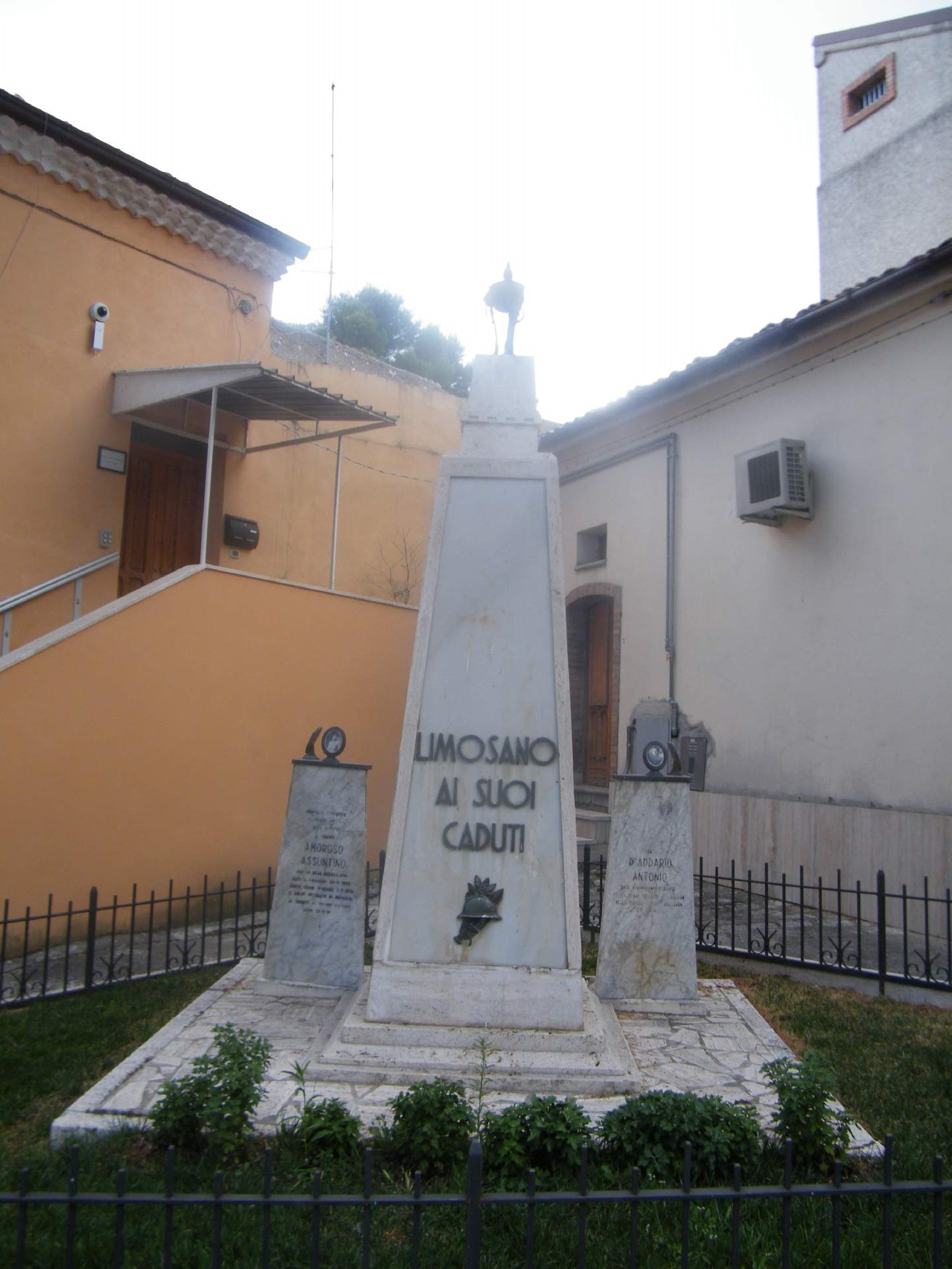 monumento ai caduti - ad obelisco - bottega molisana (seconda metà sec. XX)
