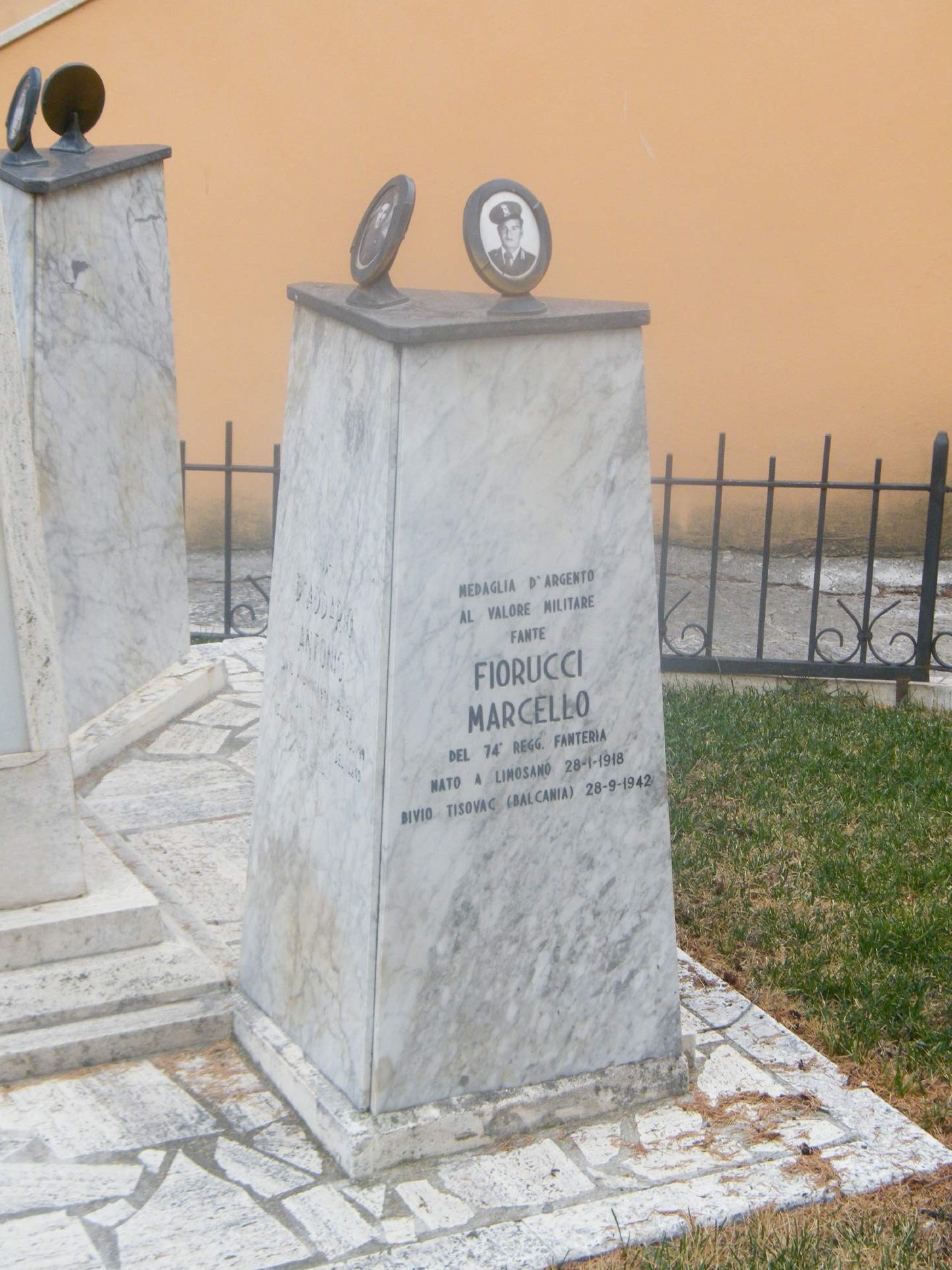 monumento ai caduti - ad obelisco - bottega molisana (seconda metà sec. XX)