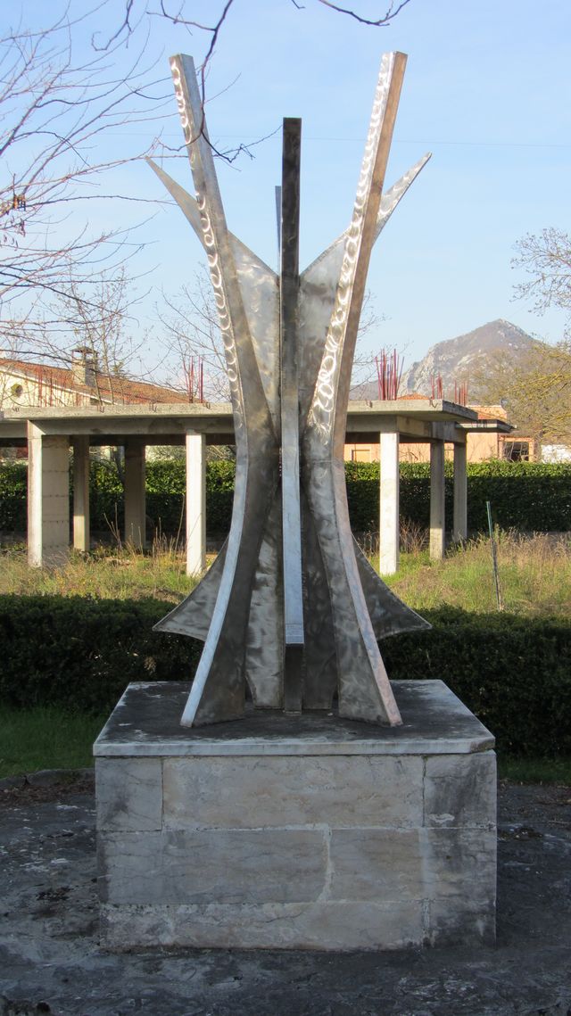 monumento ai caduti - ad emiciclo - bottega Italia meridionale (ultimo quarto sec. XX)