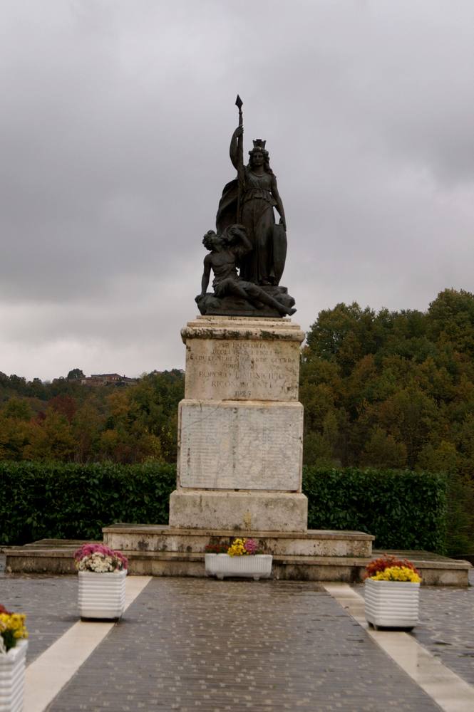 allegoria della Patria che premia un soldato (monumento ai caduti - a cippo) di Di Giacomo Alberto (attribuito) - bottega Italia centro-meridionale (XX)