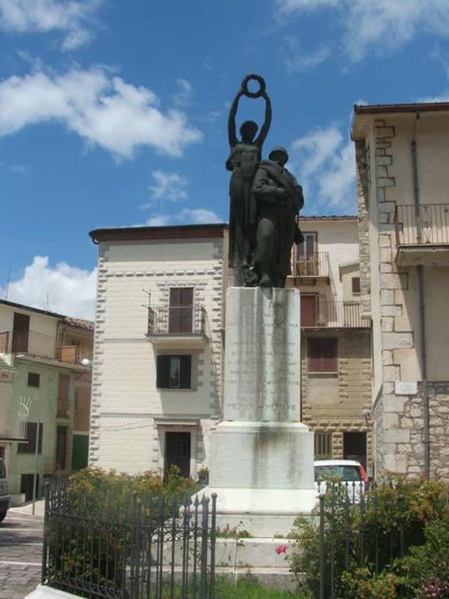 allegoria della Patria che premia un soldato (monumento ai caduti - a cippo, opera isolata) di Tamagnini Torquato (bottega) - ambito molisano (secondo quarto, secondo quarto sec. XX, XX)