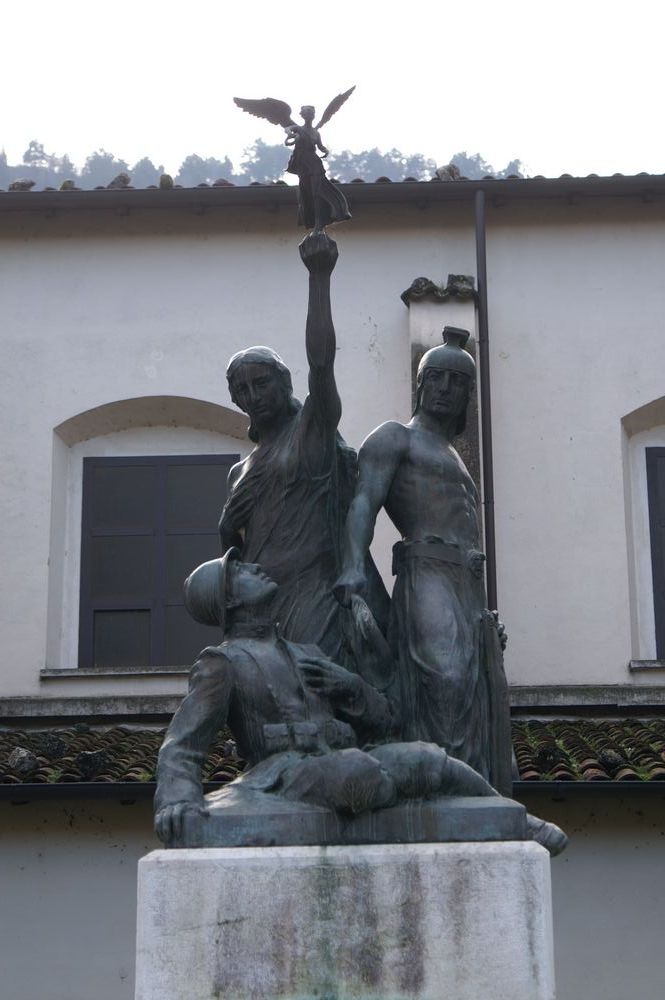 allegoria della Vittoria che incorona un soldato morente (monumento ai caduti - a cippo) di Puchetti Enzo - bottega napoletana (secondo quarto XX)