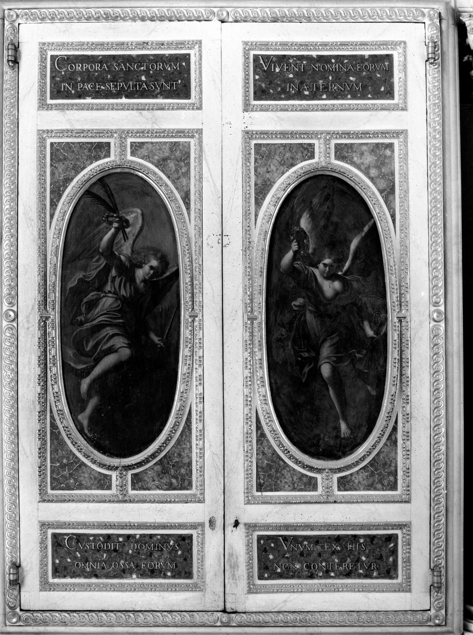 angeli con corona e simboli del martirio (anta di armadio, coppia) di Massari Lucio (primo quarto sec. XVII)