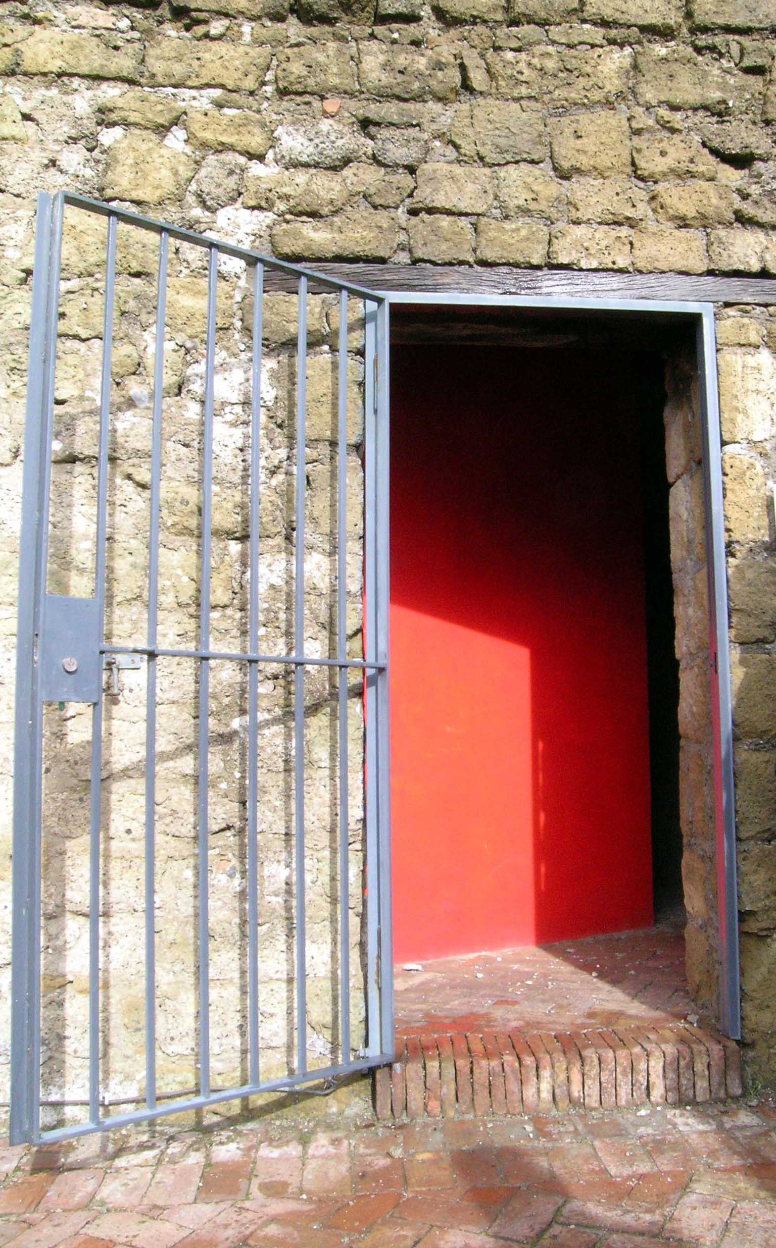 Monocromo rosso (pilastro) (installazione ambientale) di Giliberti, Eugenio (sec. XXI)