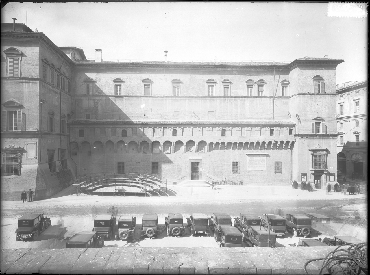 Italia - Emilia Romagna - Bologna - Piazza Nettuno - Palazzo del Legato già Sala Borsa (negativo) di Bolognesi Orsini (ditta) (secondo quarto XX)