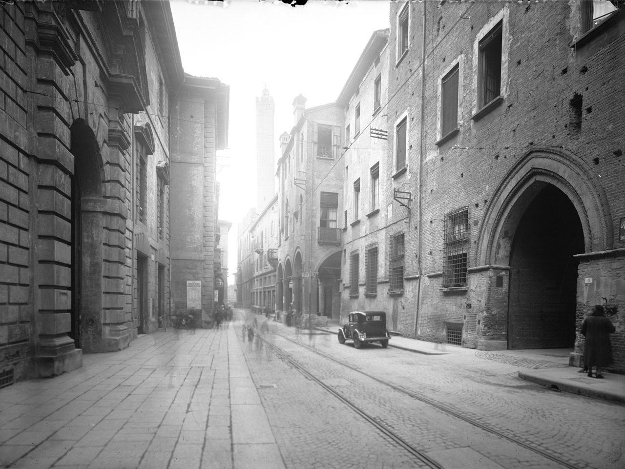 Strade urbane - Automobili - Pedoni (negativo) di Bolognesi Orsini (ditta) (secondo quarto XX)
