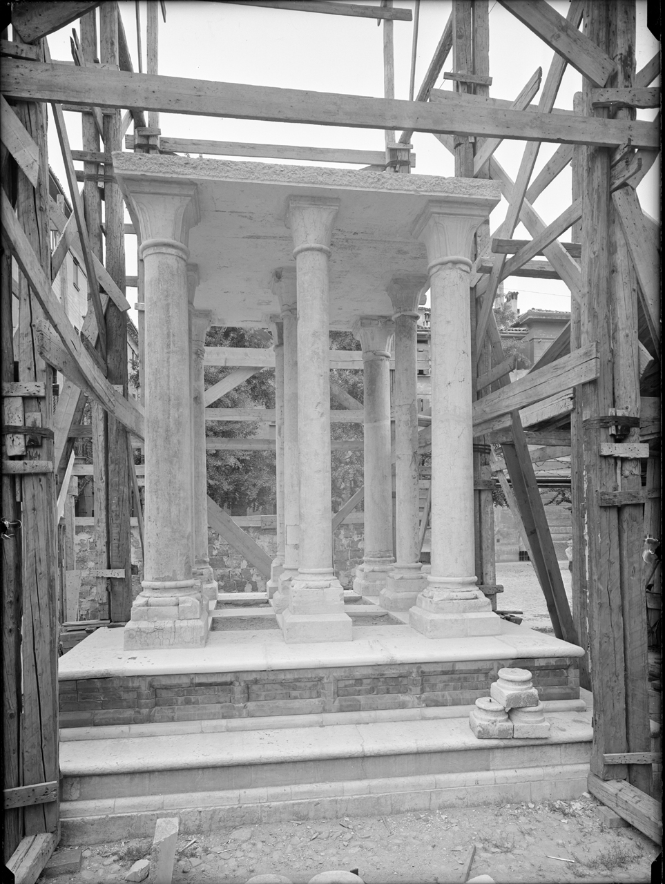 Scultura - Chiese - Monumenti sepolcrali (negativo, insieme) di Zagnoli, Alfonso (secondo quarto XX)